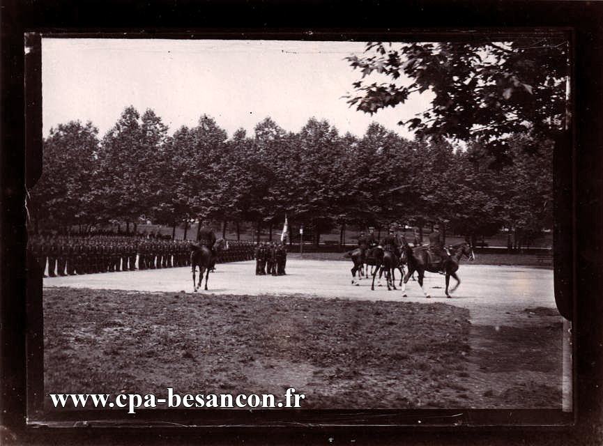 BESANÇON - Chamars. Préparation du défilé militaire de l'infanterie